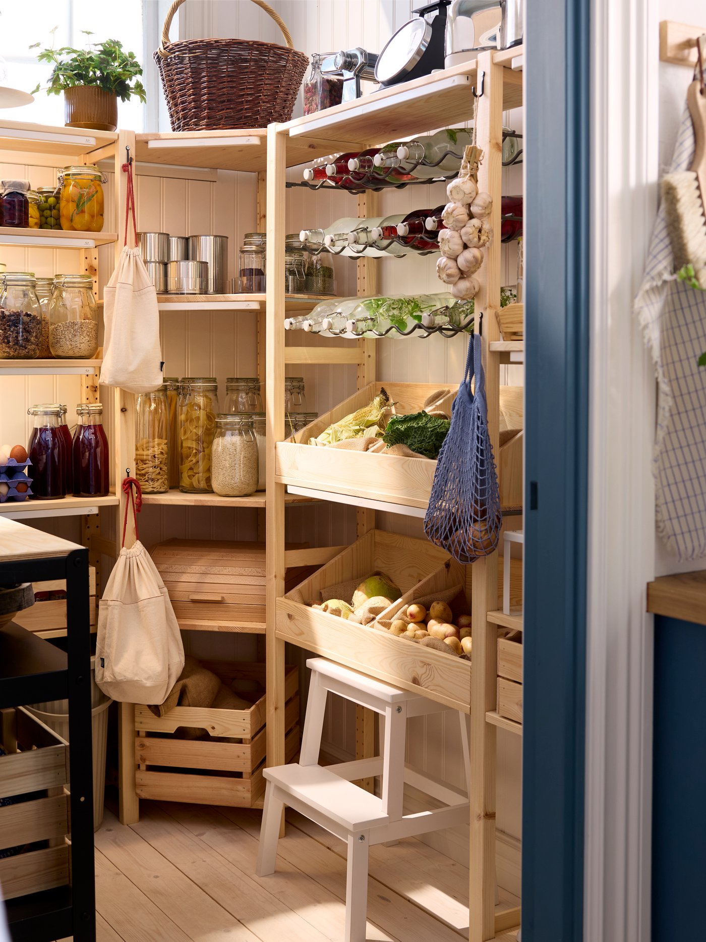 Eine Küchenvorratskammer verfügt über mehrere Kombinationen aus IVAR-Regalen mit Vorratsbehältern zur Aufbewahrung von Lebensmitteln.