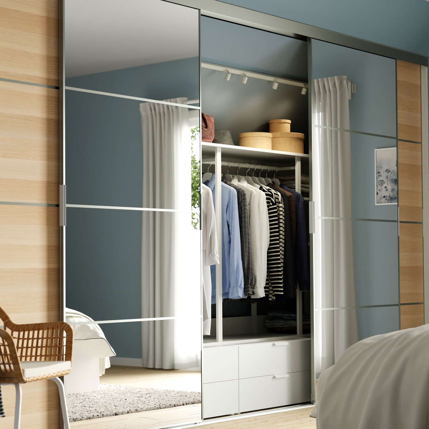 En SKYTTA dörr i ett ljust sovrum. Dörrarna är delvis öppna, vilket visar kläder och förvaring bakom.