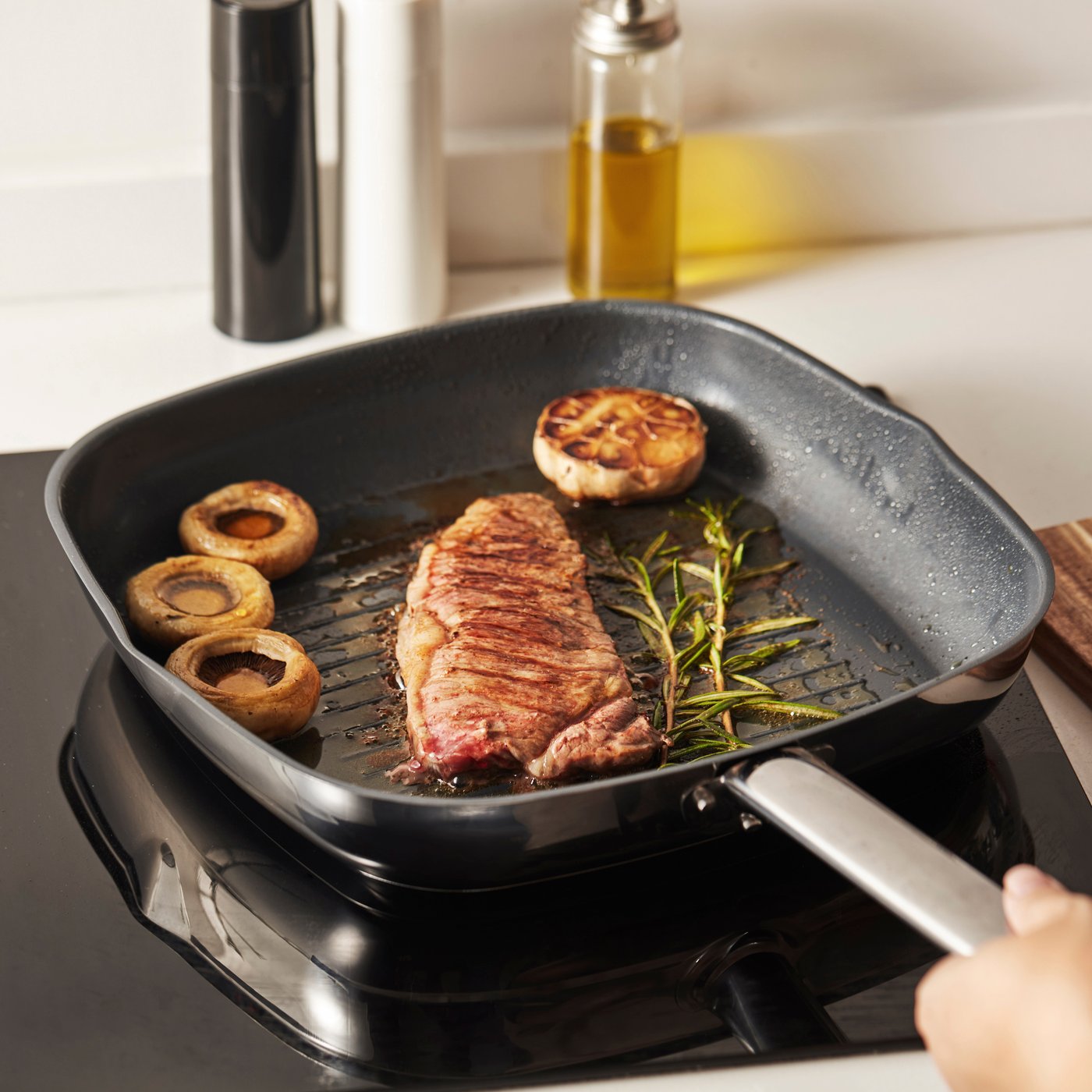 A stainless steel/non-stick coating IKEA 365+ grill pan