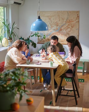 Ett LISABO matbord med olikfärgade glas på.