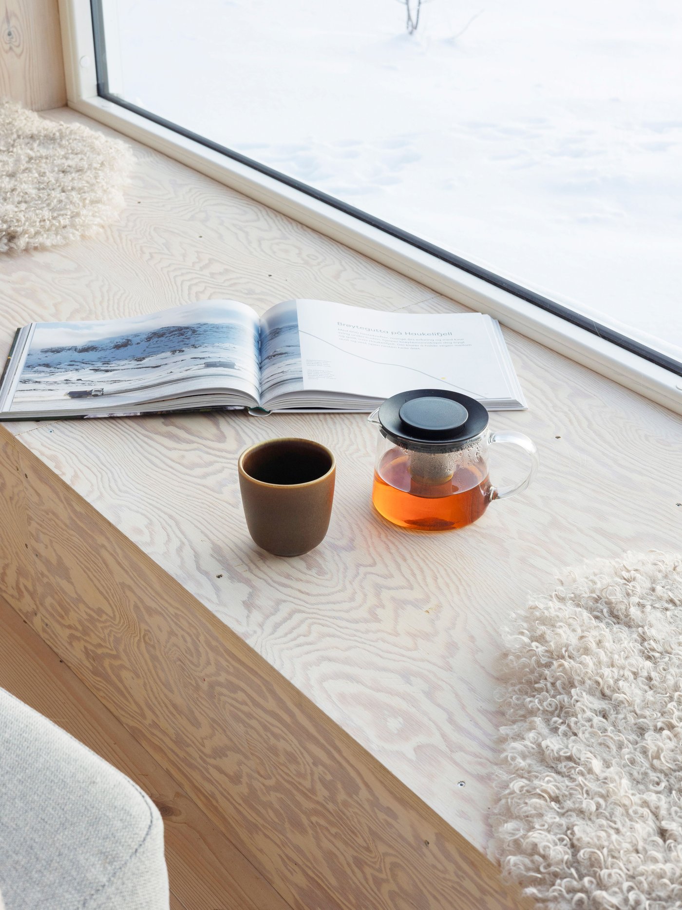 A mixed colours GLADELIG mug