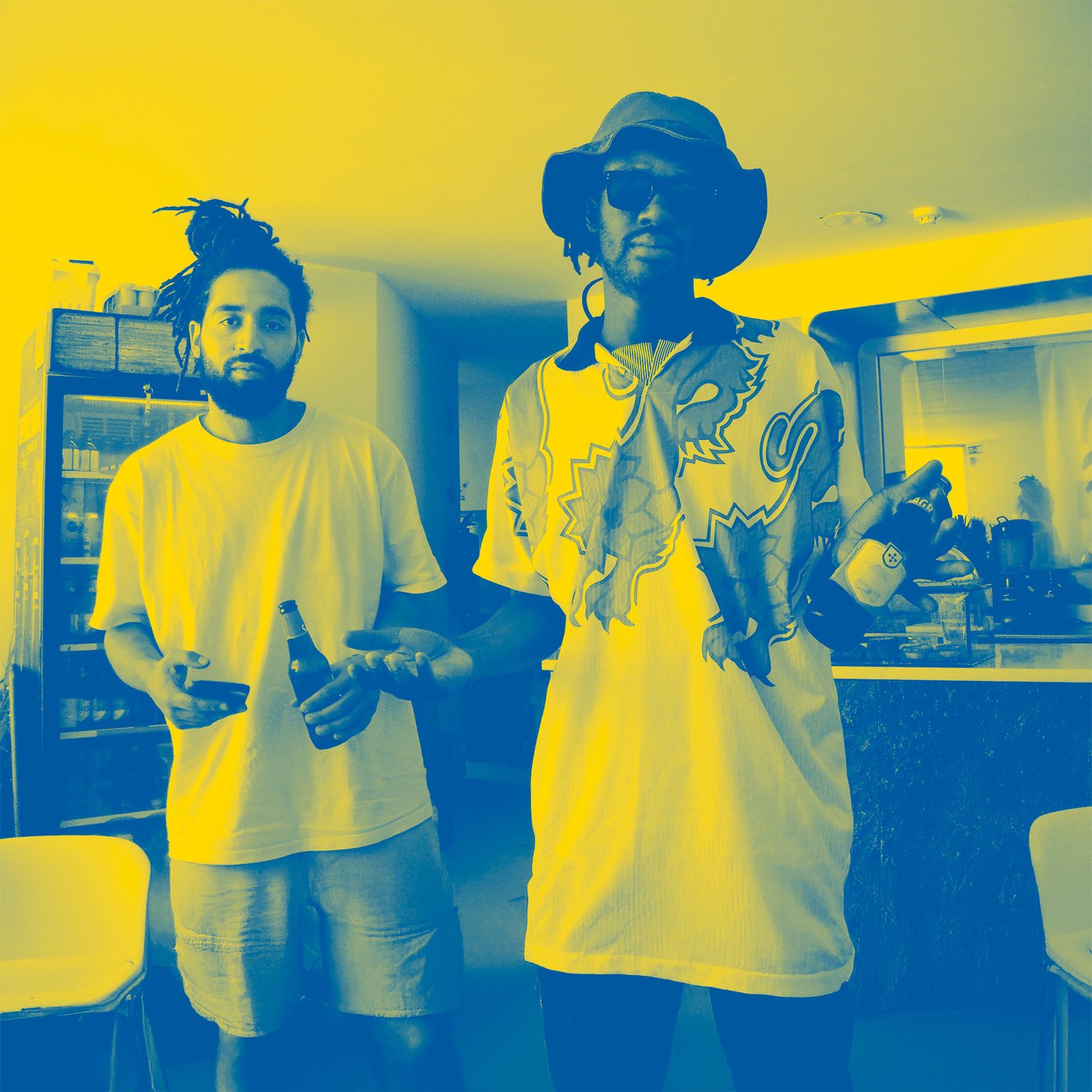 I due membri di Akwaaba World in posa rilassata in un bar