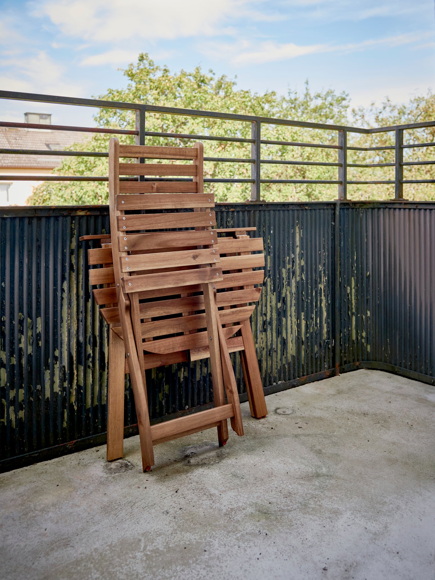 A foldable light brown stained ASKHOLMEN chair, outdoor outside