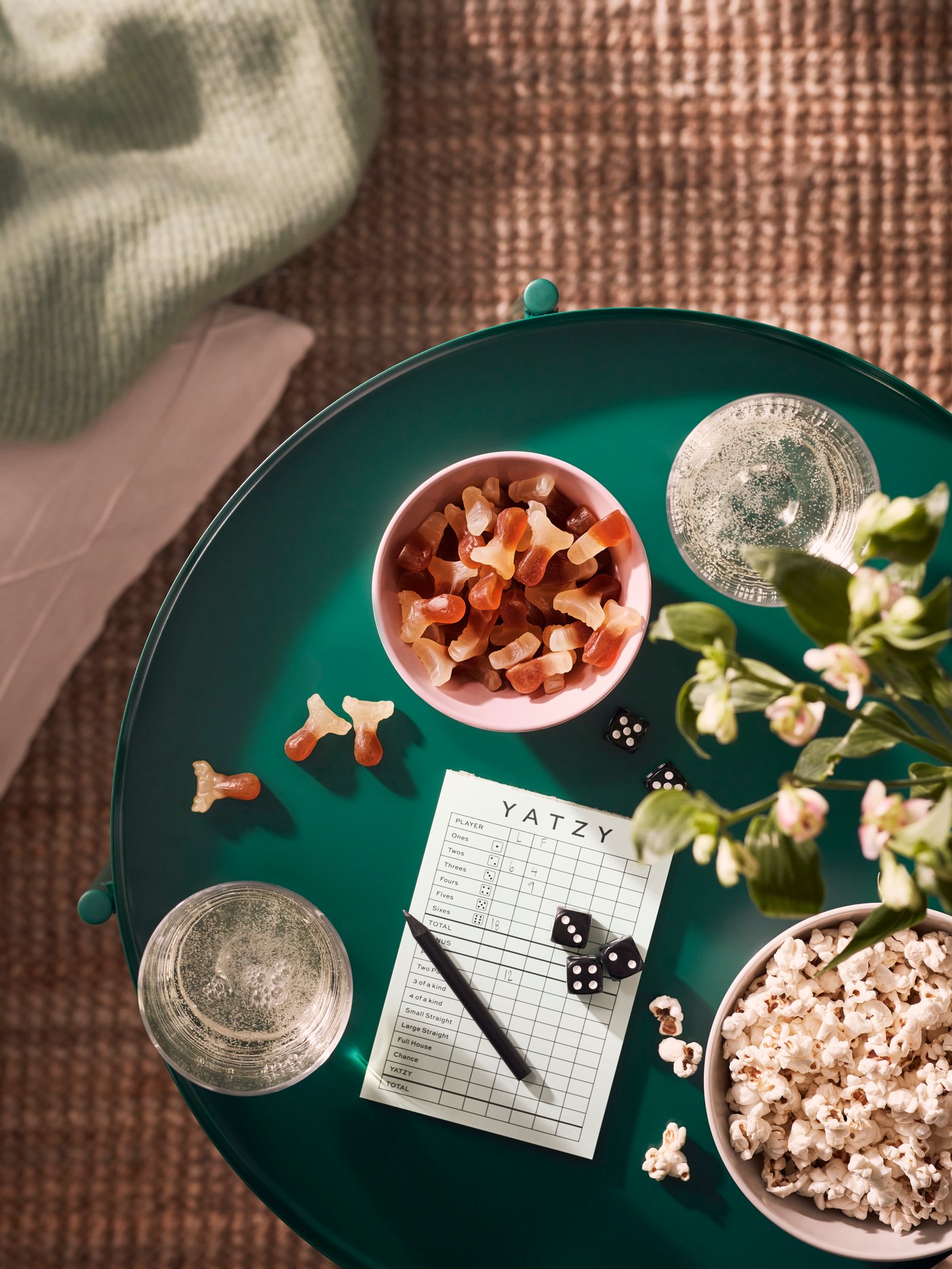 Une table pliante GLADOM verte dans la salle à manger