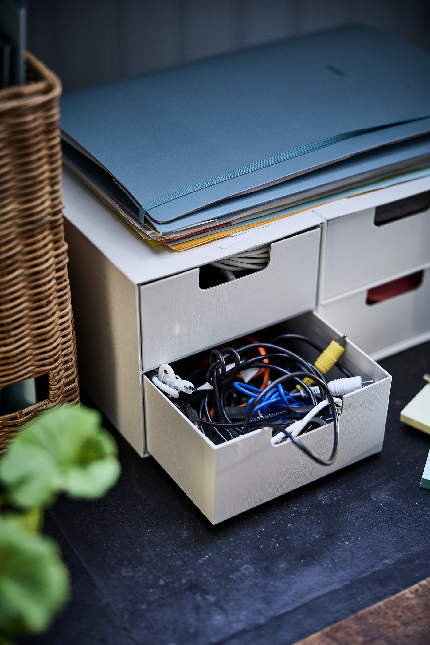 Caja de almacenamiento FJÄDERHARV color blanco con tapa para organizar documentos y accesorios.