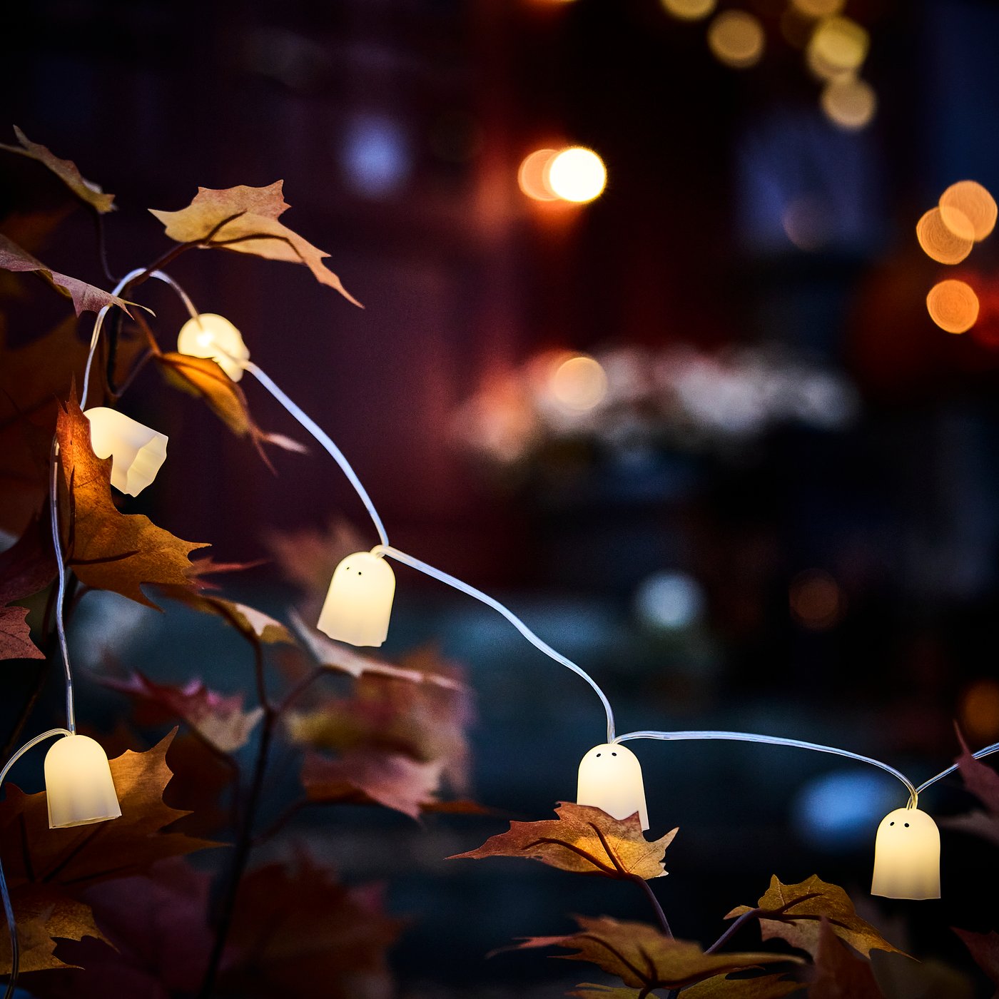 A battery-operated outdoor/ghost white KUSTFYR LED lighting chain with 12 lights outside