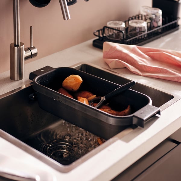 An anthracite LILLHAVET colander