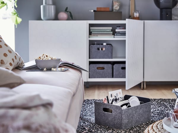Es ist ein kleines Zimmer mit einem Kasten im Hintergrund und einem Sofa auf der linken Seite.