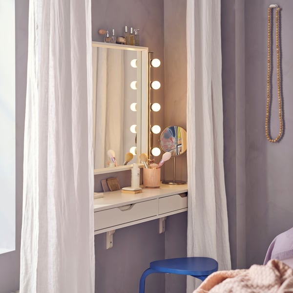 IKEA-hack sminkbord i form av en vägghylla med lådor. Ett budgetalternativ till ett sminkbord som dessutom tar lite plars. 
