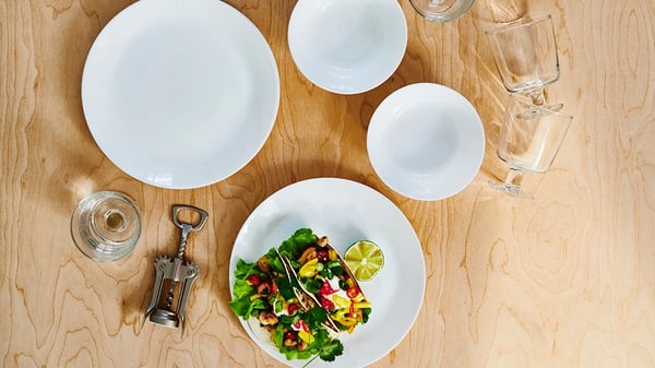 Alcuni piatti bianchi OFTAST visti dall'alto e posti su un tavolo