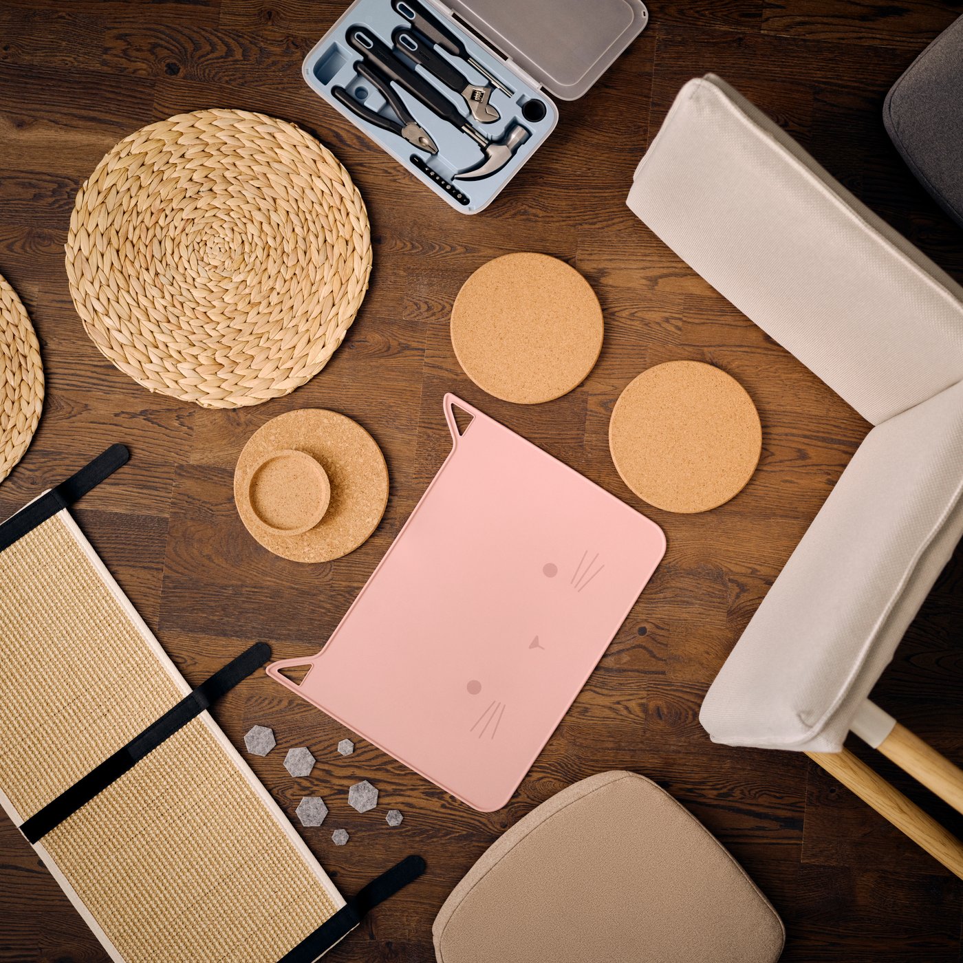 Montage of HEAT pot stands in cork, an ÄLVGRÄSMAL chair pad in beige, and a TONSTAD chair with Fridtuna cover in light beige.