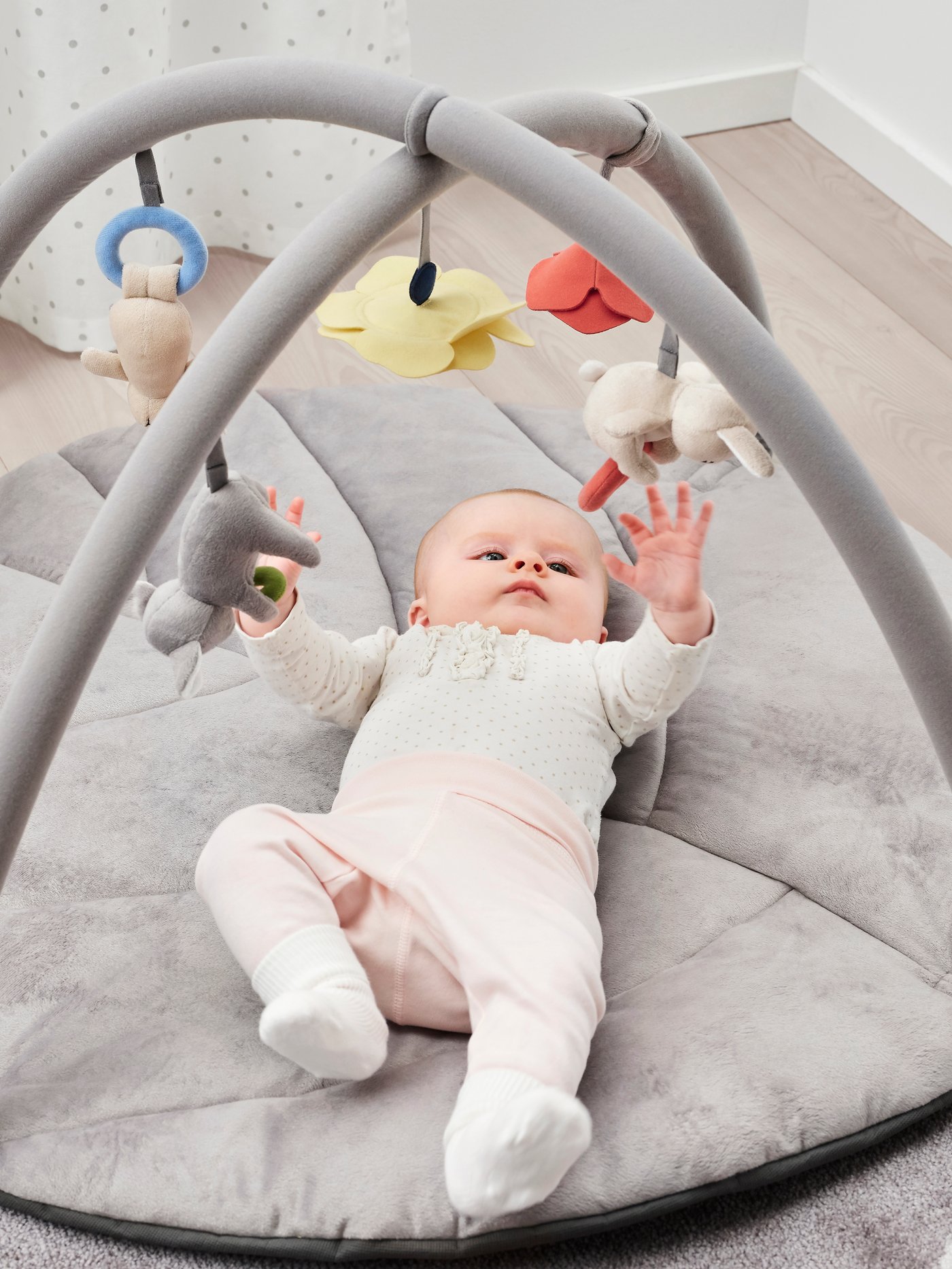 A multicolour GULLIGAST baby gym in a children's room