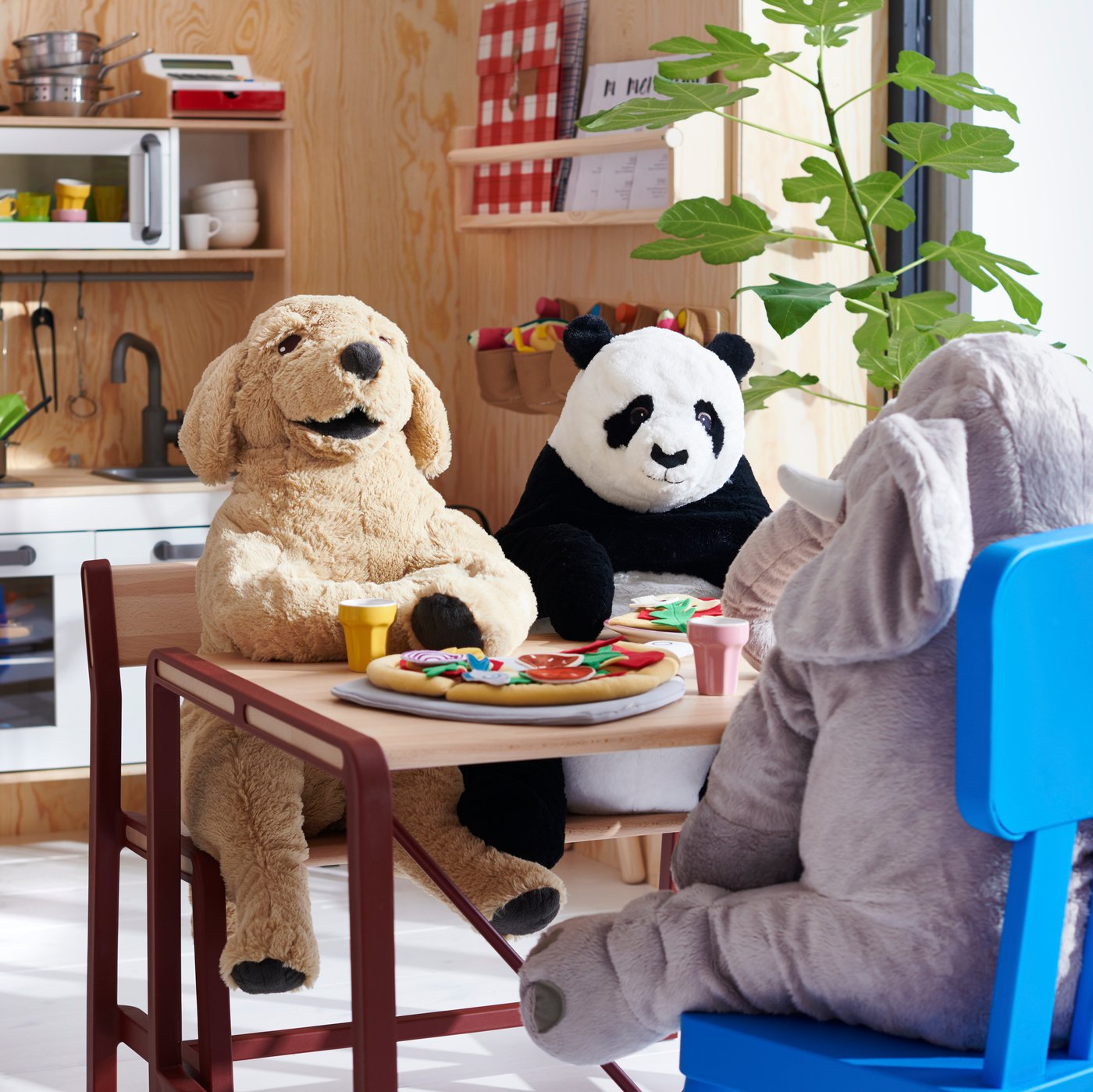 A pizza/multicolour DUKTIG 24-piece pizza set in a children's room