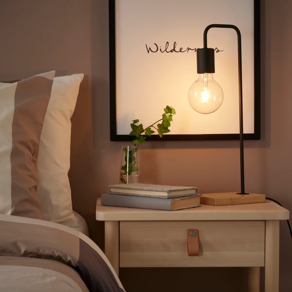 A black/bamboo TVÄRHAND table lamp