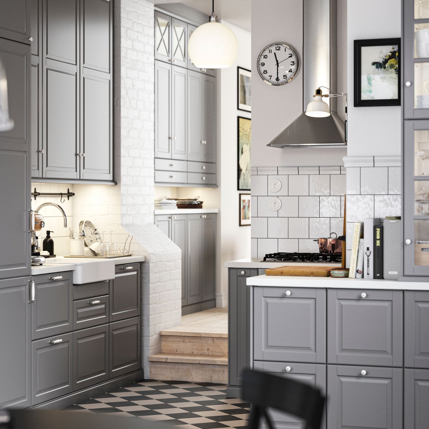 Jeśli marzysz o pełnej wyrazu kuchni w tradycyjnym stylu, nie pozwól, aby ograniczenia przestrzeni czy osobliwości architektury stały się przeszkodą w realizacji twoich pomysłów. Wystarczy odrobina wyobraźni i pomysłowości, aby jak najlepiej wykorzystać każdy zakamarek i kącik i stworzyć wymarzony efekt.