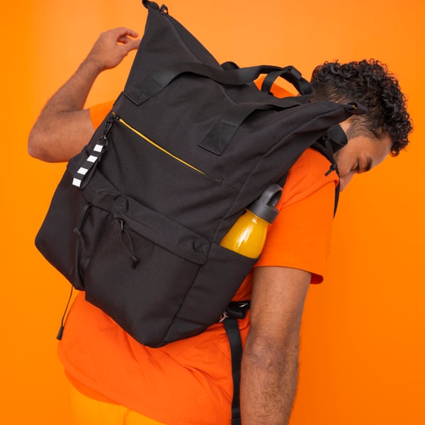 A black VÄRLDENS backpack