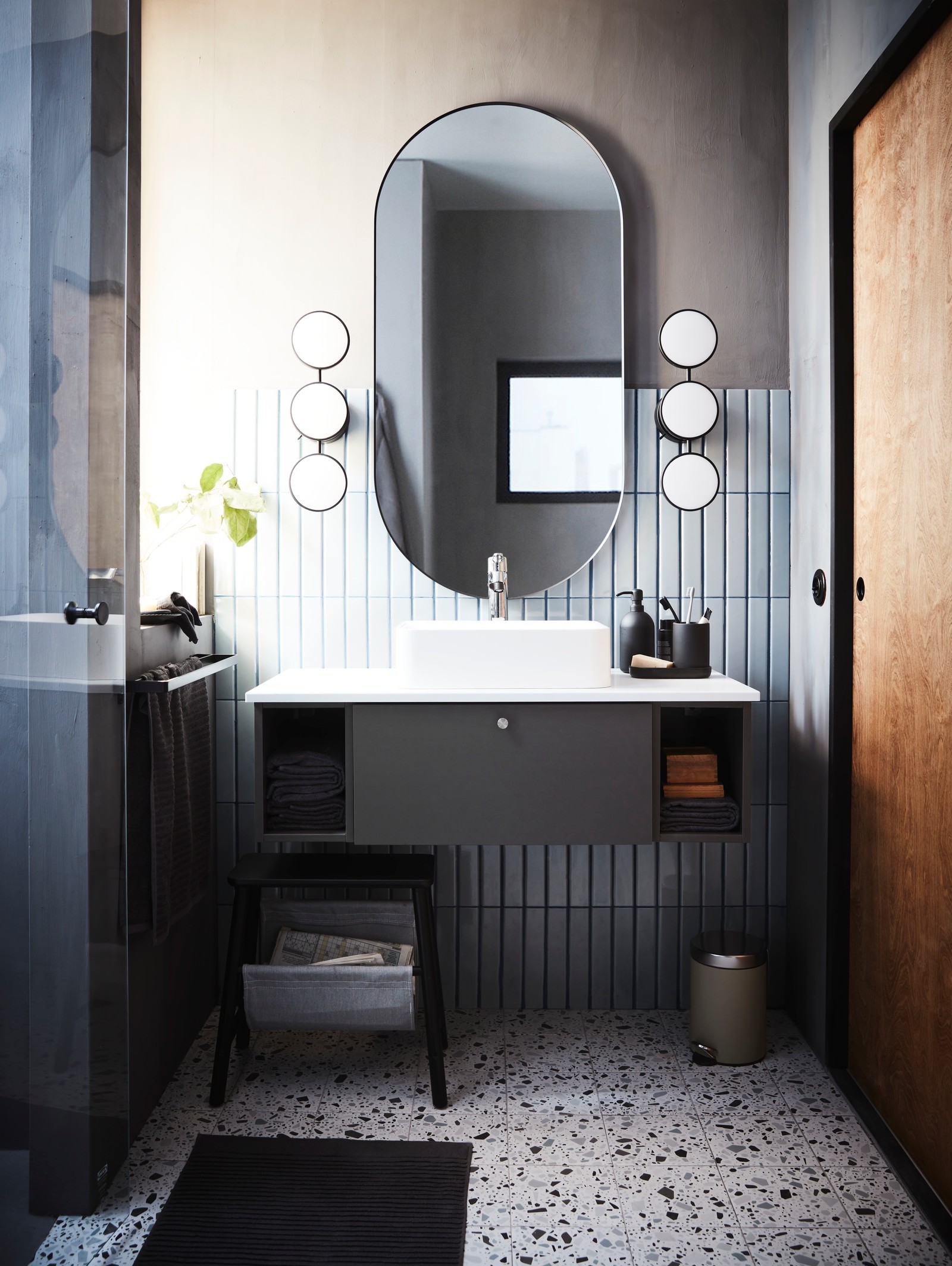 Vanitorio de la serie GODMORGON/TOLKEN / HÖRVIK en color gris osuro con lavamanos de color blanco.