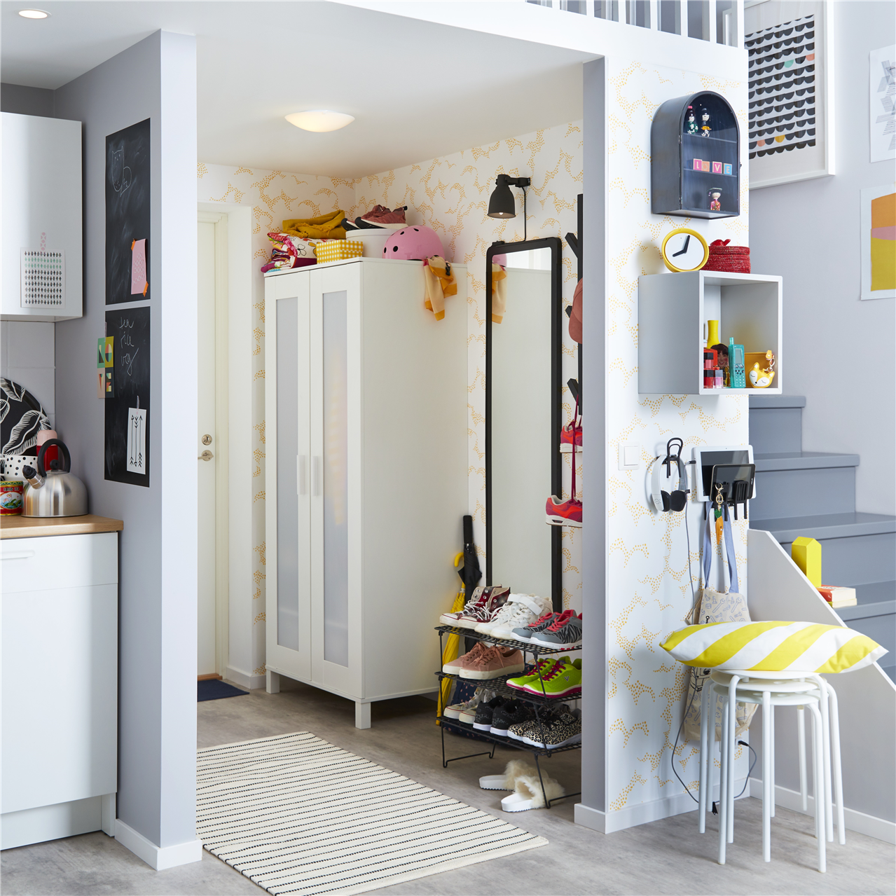 Una entrada con un mueble blanco ANEBODA, al costado un zapatero negro GREJIG y atras de la pared un espejo GRUA.