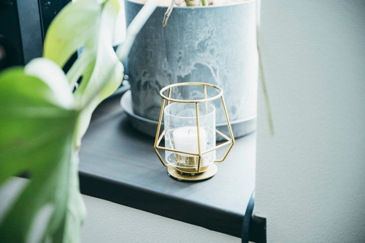 観葉植物の前にはお洒落なイケアのキャンドル。