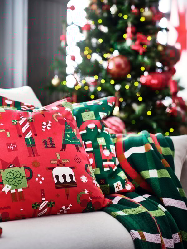 A Christmas pattern red VINTERFINT cushion cover