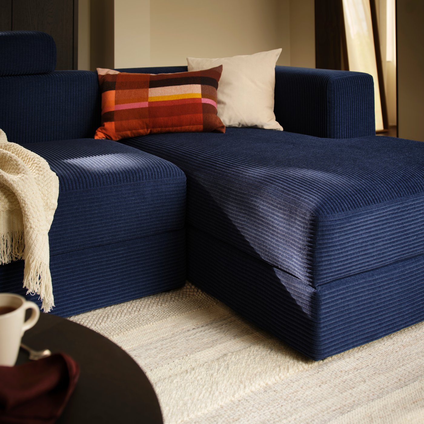 Ein dunkelbalues modulares JÄTTEBO Sofa