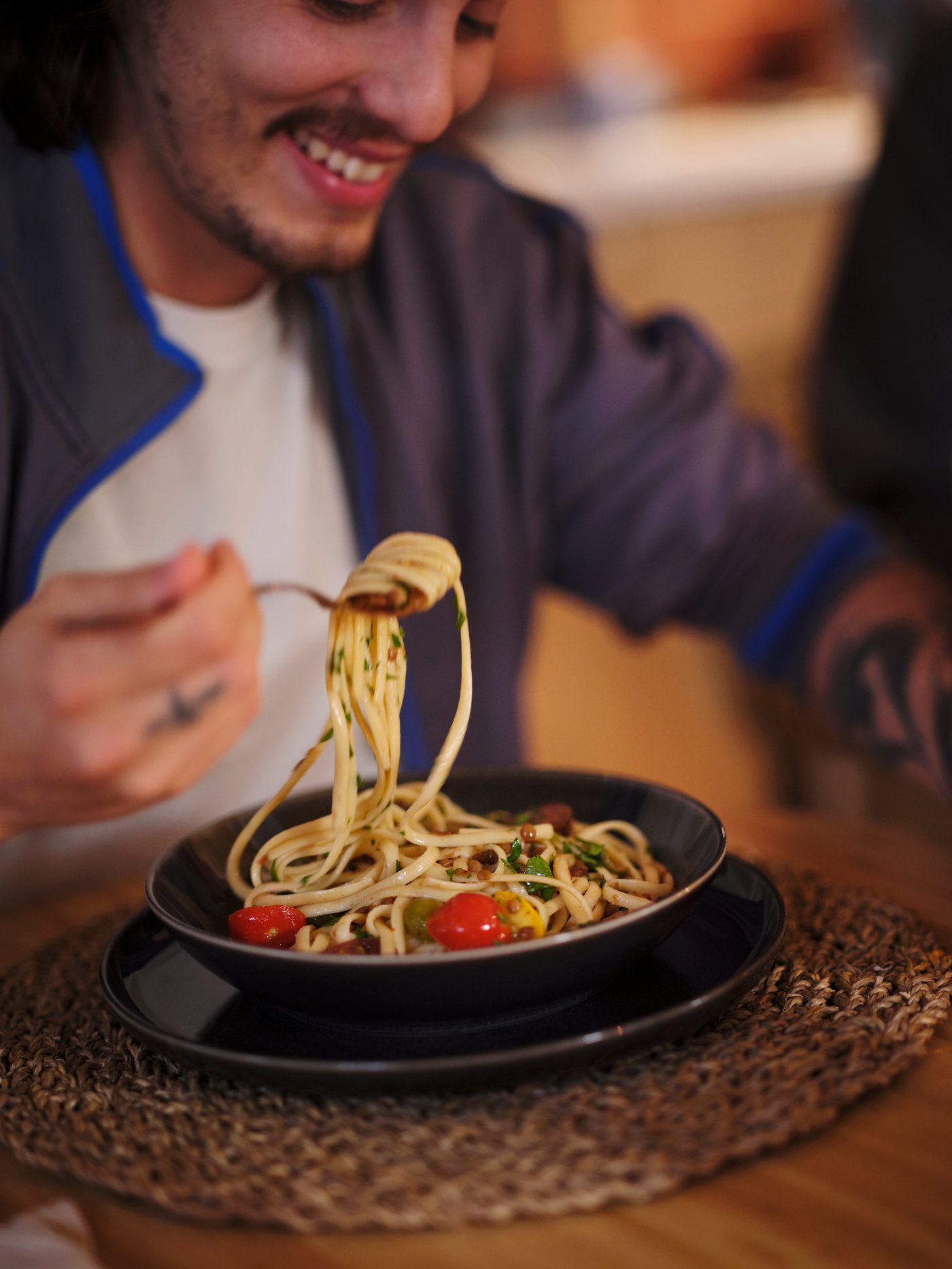 حصيرة وضع IHÅLLIG الطبيعية / الأعشاب البحرية في غرفة الطعام