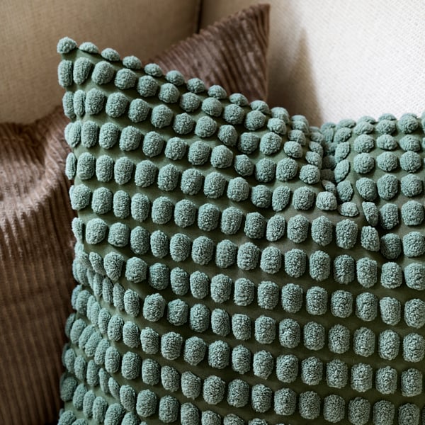 Ein graugrüner SVARTPOPPEL Kissenbezug im 3D Look.