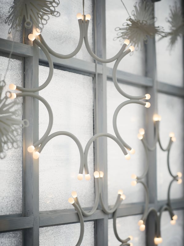 A battery-operated white FRÖJDA pendant lamp