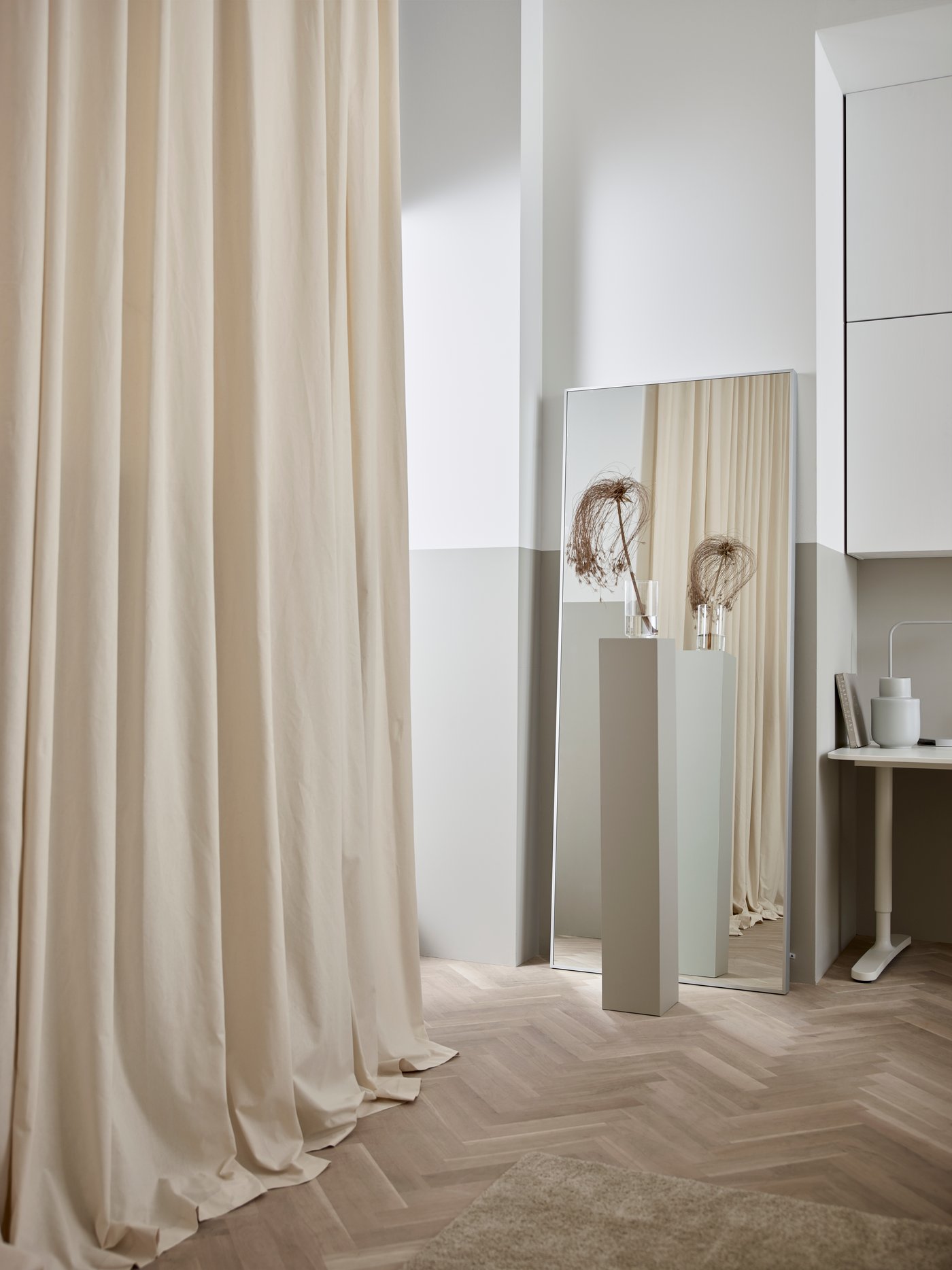 Et HOVET spejl i aluminium i stuen