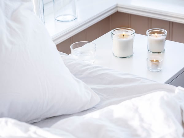 A Fresh linen/white TRÅDCYPRESS scented candle in glass