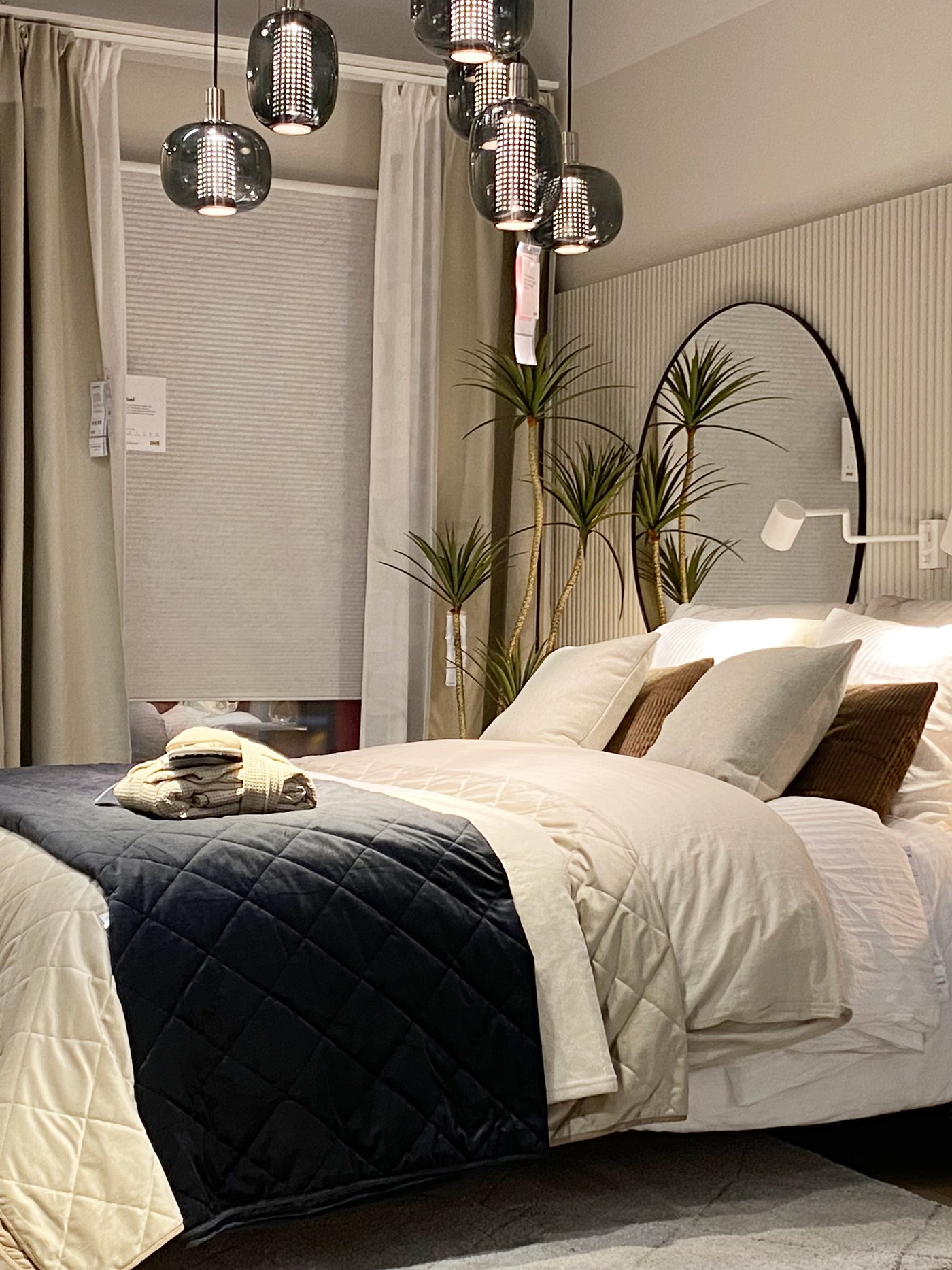 Een rustige slaapkamer met veel beige.