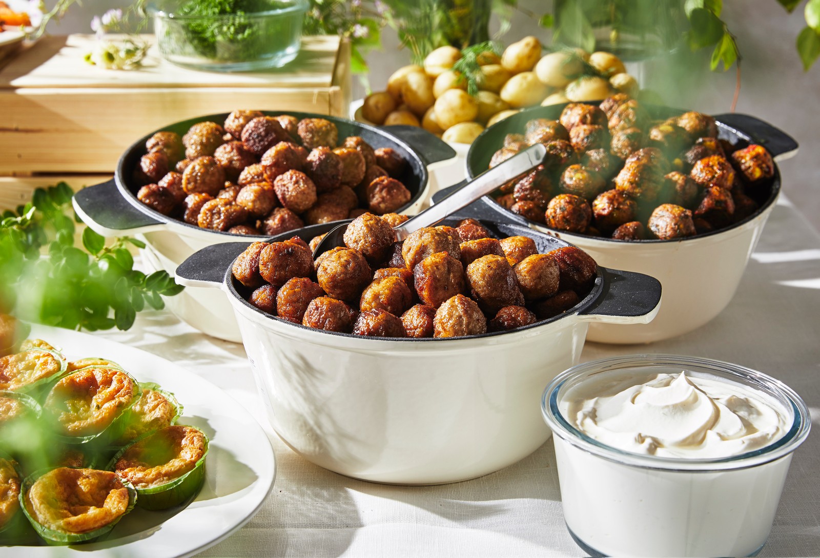 Kuličky HUVUDROLL v zapékacích mísách na prostřeném stole.