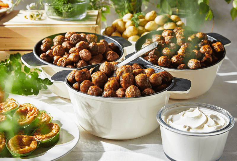 Kolmeen eri uunivuokaan on kasattu herkullisia IKEA-pyöryköitä.