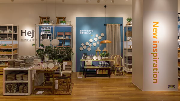 食器や家具がおしゃれに陳列されている。