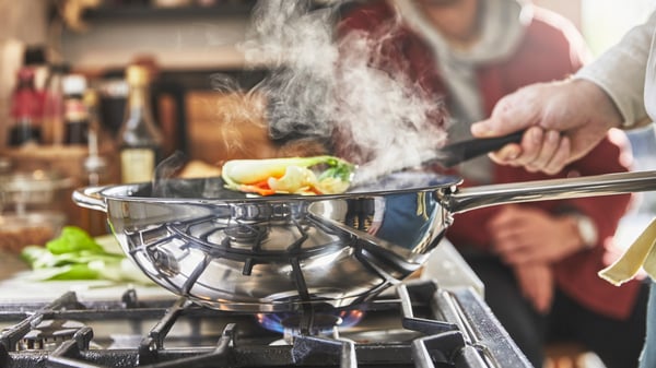 Un wok IKEA 365+ en acier inoxydable avec revêtement antiadhésif