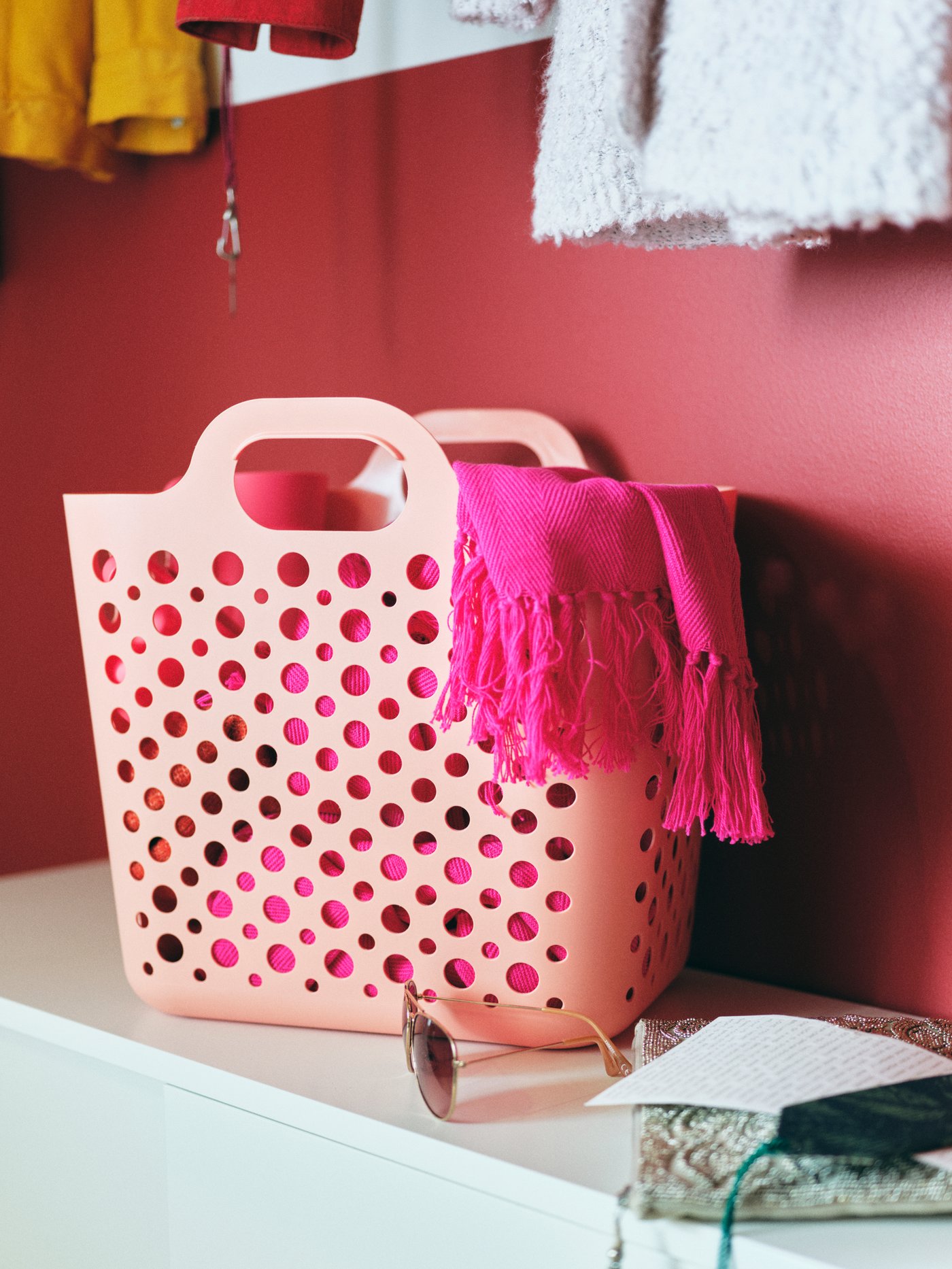 아빠와 아이들이 핑크 SLIBB 슬리브 빨래바구니와 화이트 HORNAVAN 호르나반 카트에 물건을 넣으며 욕실을 정리하고 있어요.