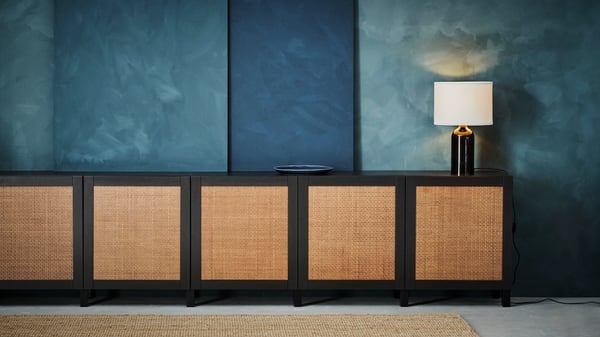 En svartbrun STUDSVIKEN/Stubbarp BESTÅ oppbevaringskombinasjon med dører i mørkebrun flettet poppel.