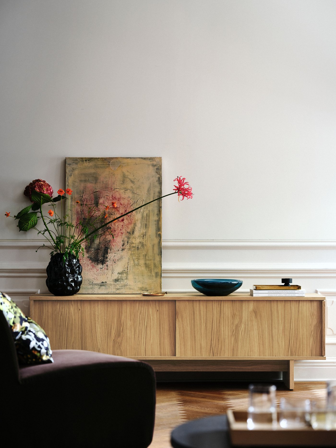 A dark blue-turquoise STOCKHOLM 2025 bowl in the living room