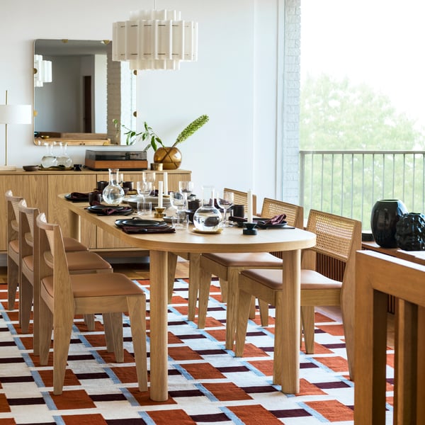 An oak veneer STOCKHOLM 2025 mirror in the dining room