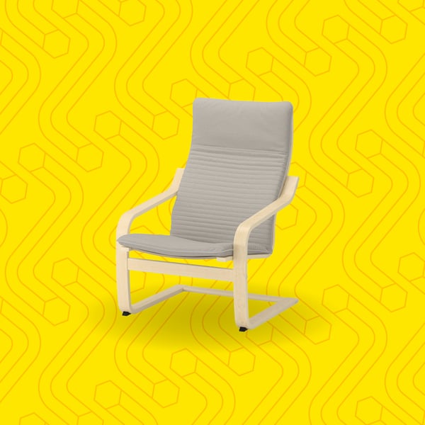 En POÄNG lenestol på gul bakgrunn.