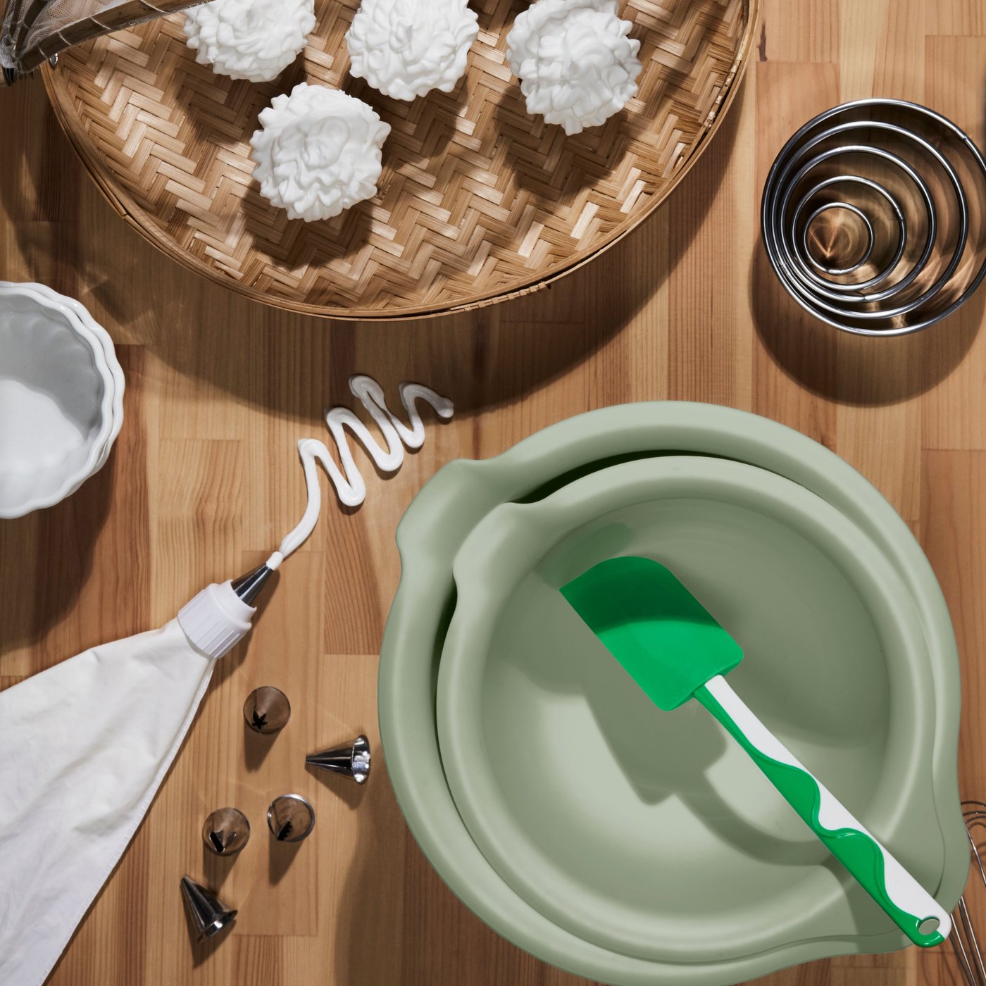 A green/white GUBBRÖRA rubber spatula