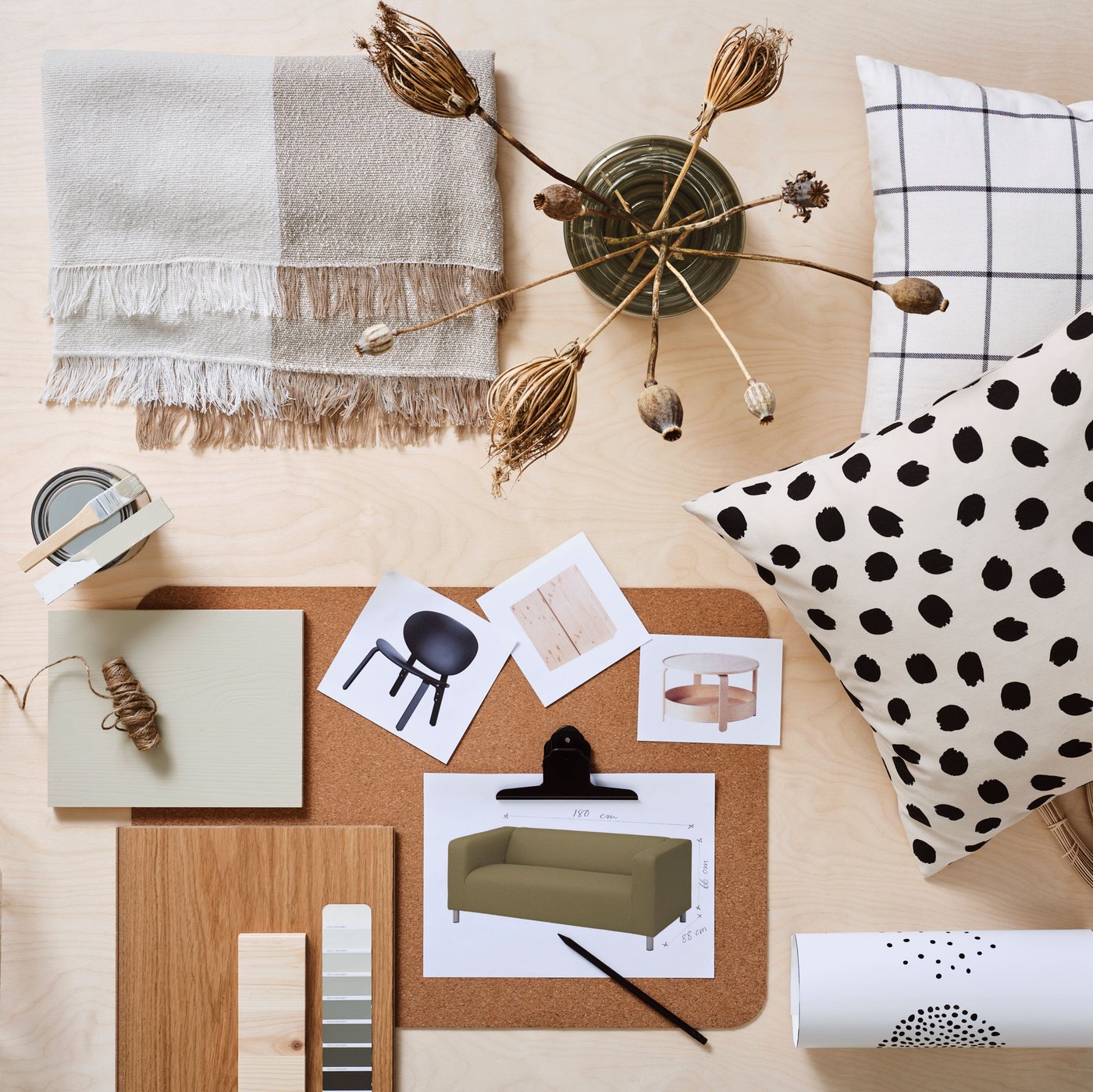 Un panel de inspiración con imágenes de muebles, cojines, un jarrón de vidrio KONSTFULL, telas y otras muestras de materiales.