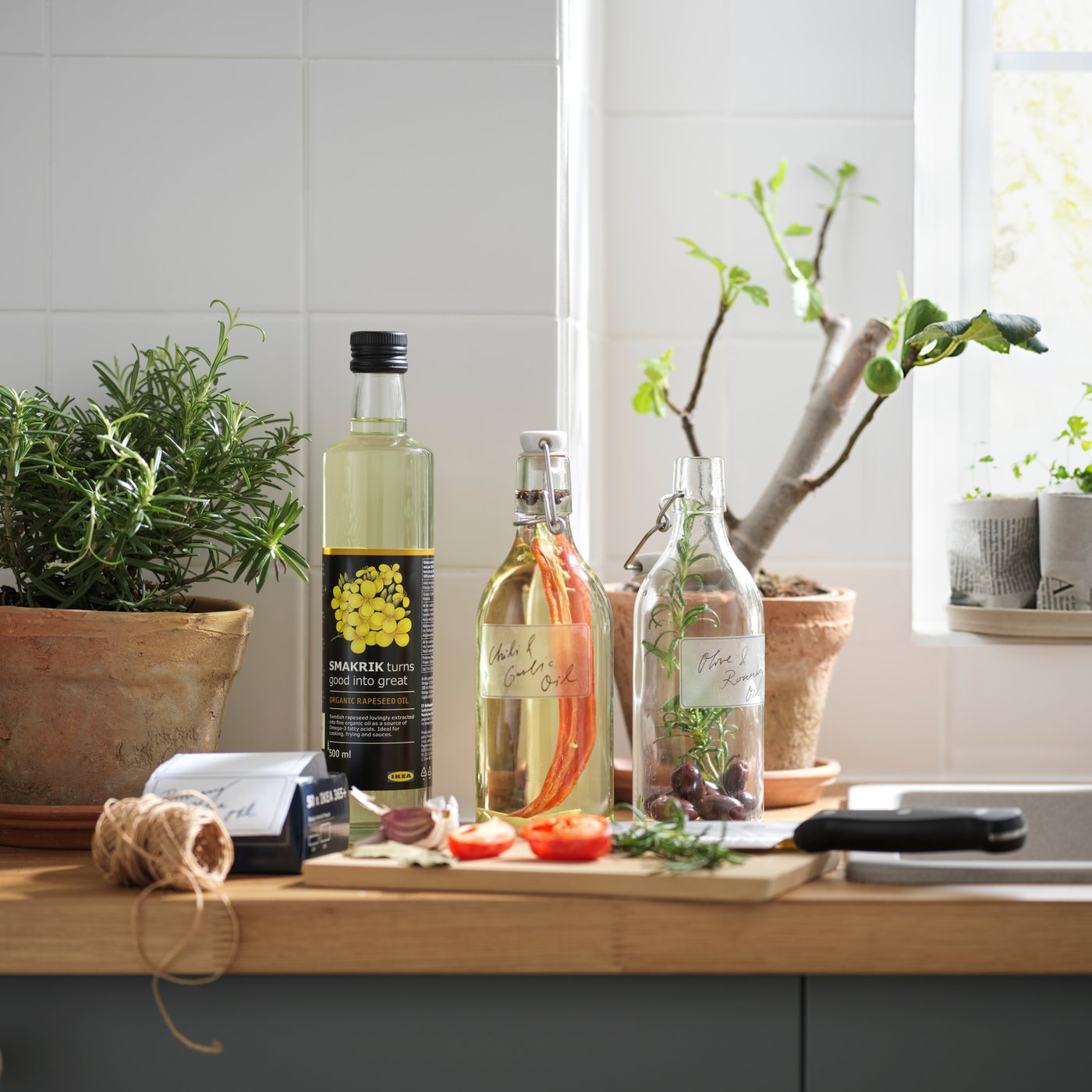 Küchenarbeitsplatte, u. a. mit einer KORKEN Flasche mit Verschluss.