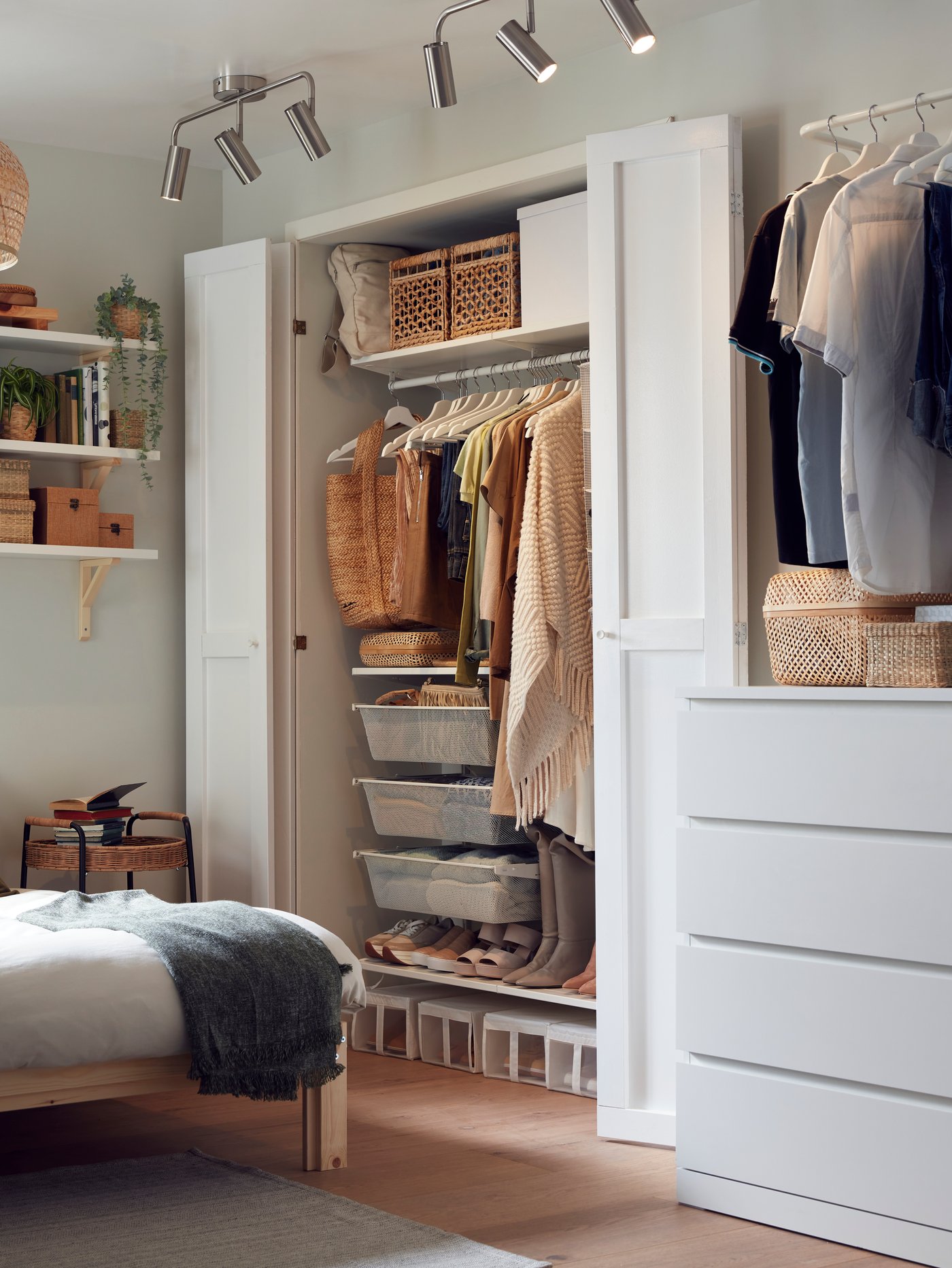 Ambiente de dormitorio con combinación de armario, estructura de cama, cómoda de cuatro cajones, caja de zapatos, estante de pared y riel de techo.