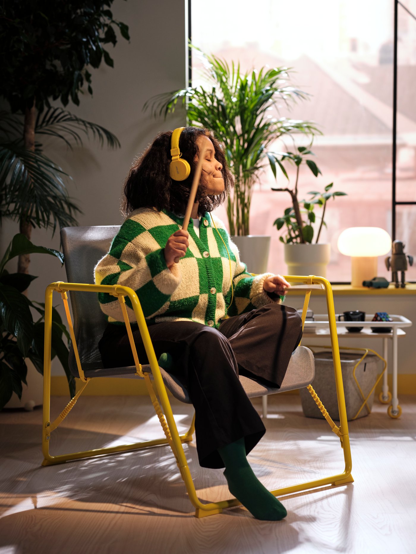 Ein heller Beistelltisch in Esche/Weiß von BRÄNNBOLL auf Rollen für das Wohnzimmer