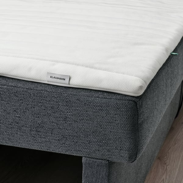 Eine KLAGSHAMN Matratzenauflage auf einem FRIHETEN Bettsofa.