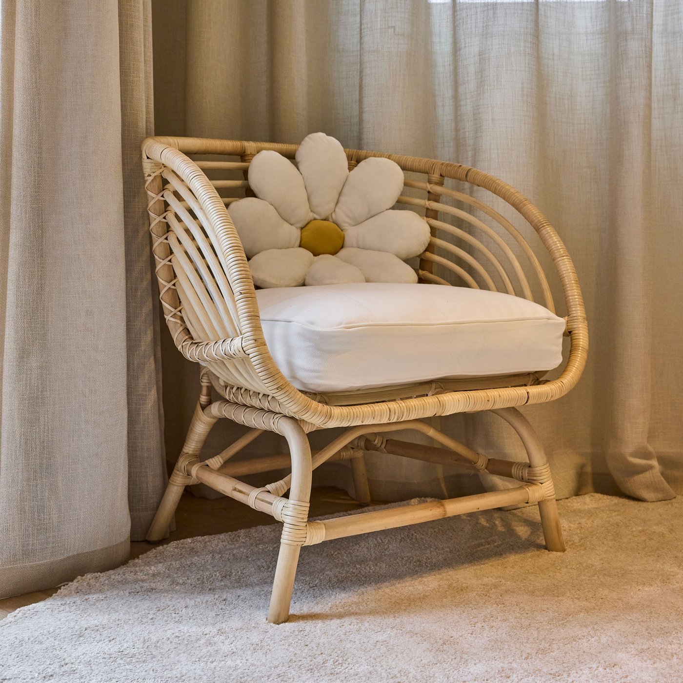 Een rotan/Djupvik witte BUSKBO fauteuil