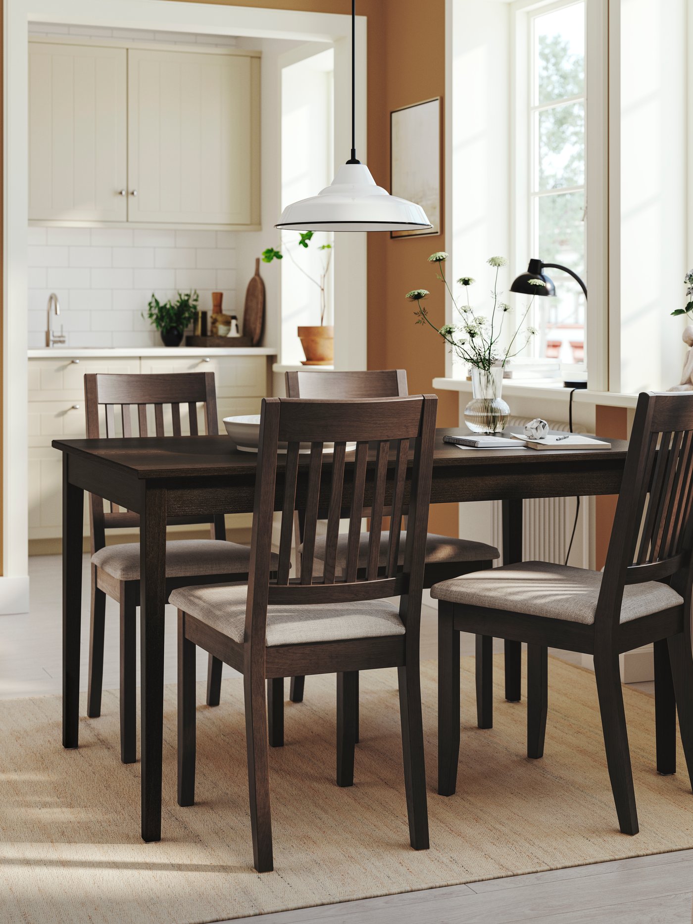 Une table de quatre personnes noire NÄSINGE 