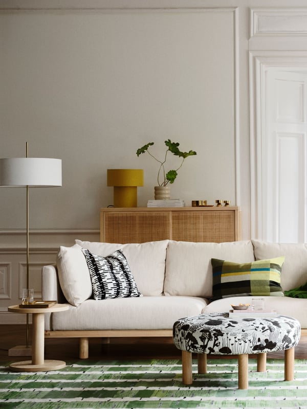 A white textile/brass-plated STOCKHOLM 2025 floor lamp in the living room