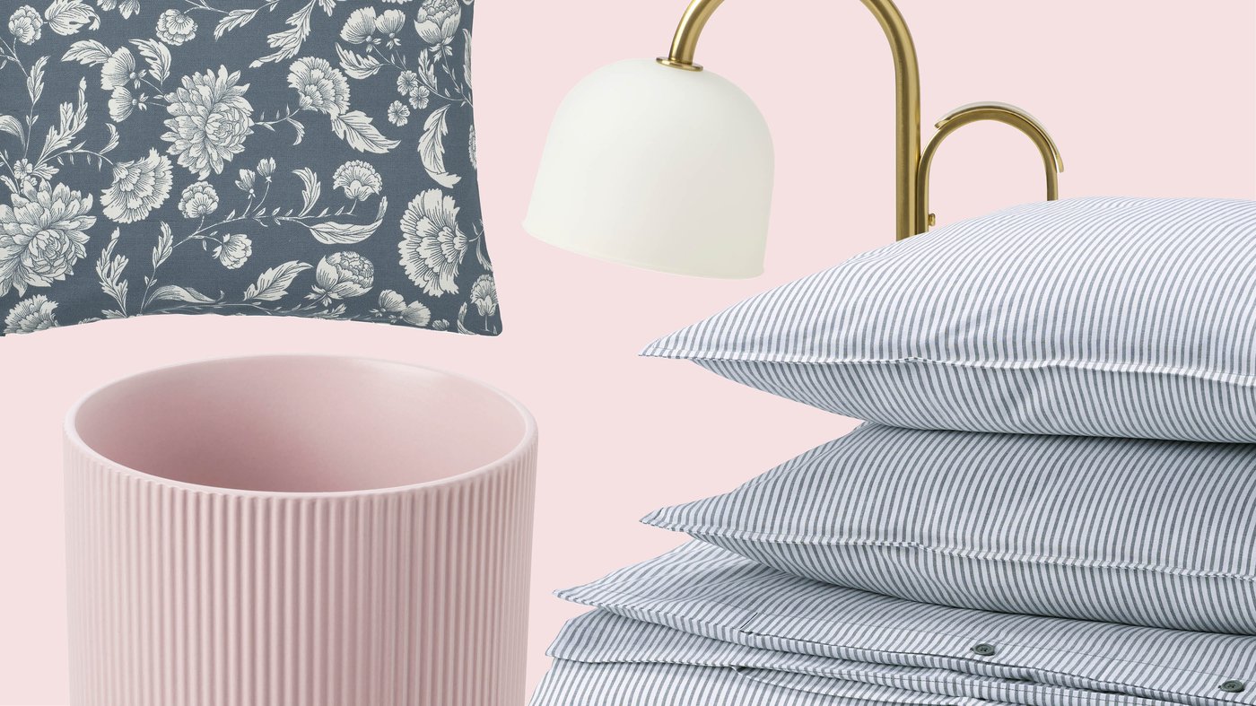 Een bloemenkussen, gestreept IKEA-beddengoed, een lamp met gouden boog en een roze geribbelde vaas zorgen samen voor een frisse en verfijnde slaapkameresthetiek.